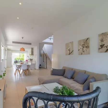 Modern With Pool In *