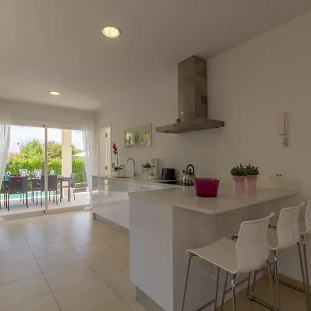 Villa Modern With Pool In *