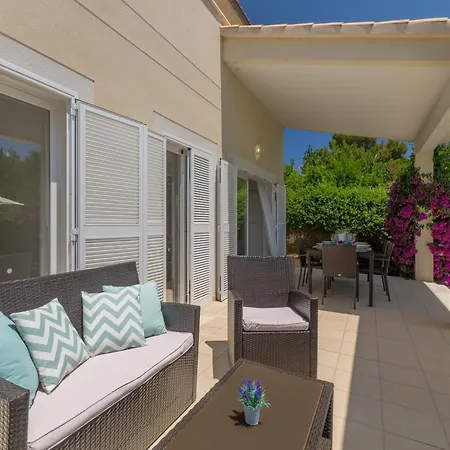 Modern With Pool In *